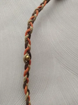 Collar cordón trenzado y abalorios negro-morado