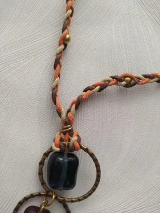 Collar cordón trenzado y abalorios negro-morado