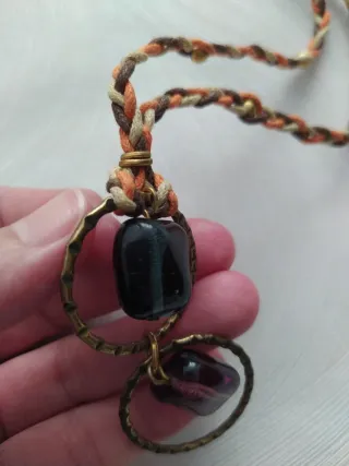 Collar cordón trenzado y abalorios negro-morado