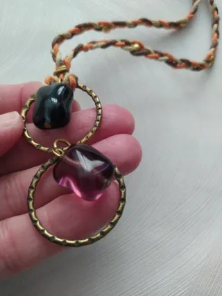 Collar cordón trenzado y abalorios negro-morado