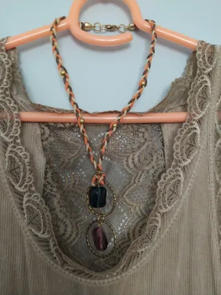 Collar cordón trenzado y abalorios negro-morado