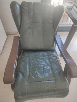 Sofá reclinable de piel y madera