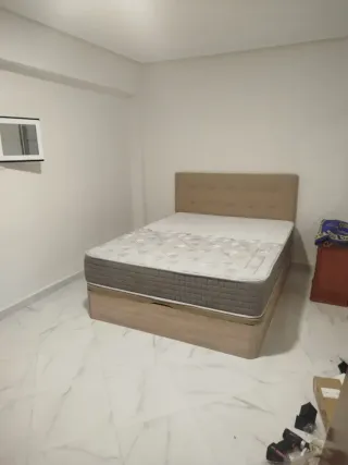 Cama con cabecero y Colchones