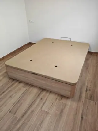 Cama con cabecero y Colchones