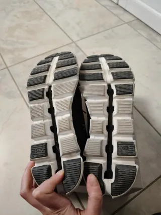 Scarpe uomo On Running nere taglia 42