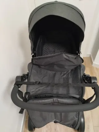 Carrito de bebé gris