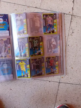 Álbum Adrenalyn 2022-23 con bastantes cartas