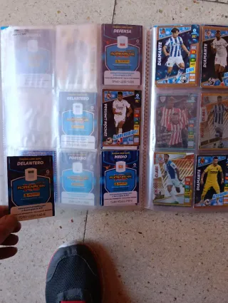 Álbum Adrenalyn 2022-23 con bastantes cartas