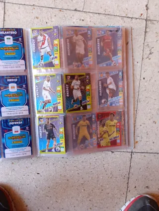 Álbum Adrenalyn 2022-23 con bastantes cartas