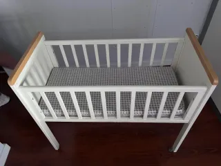 Minicuna de madera con ruedas