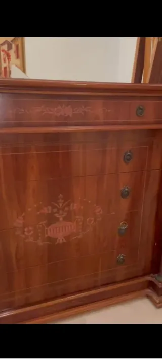 Cajonera de madera con detalles dorados