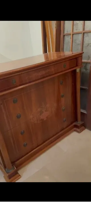 Cajonera de madera con detalles dorados