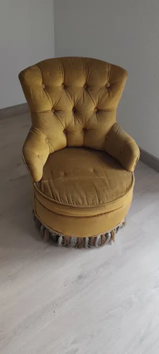 Sillón de terciopelo amarillo con flecos