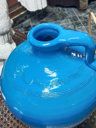 Cántaro azul de cerámica con asa