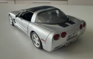 Chevrolet Corvette escala 1:18