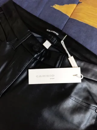 Pantalones negros y granate efecto piel