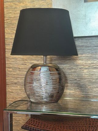 Lámpara de mesa moderna plateada y negra