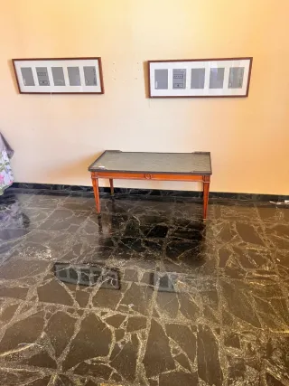 Mesa auxiliar de madera con tapa de mármol verde