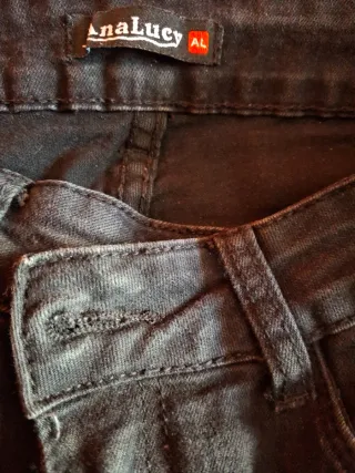 Pantalón negro con bordado floral