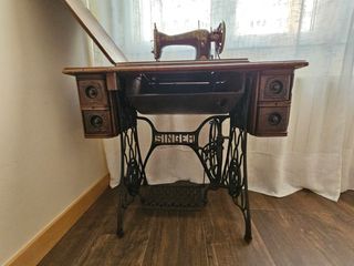 Mesa y máquina de coser Singer antigua