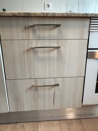 Muebles de cocina beige y blancos