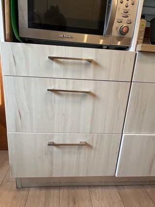 Muebles de cocina beige y blancos