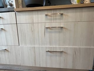 Muebles de cocina beige y blancos