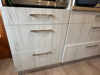 Muebles de cocina beige y blancos