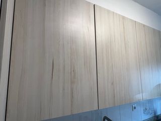 Muebles de cocina beige y blancos