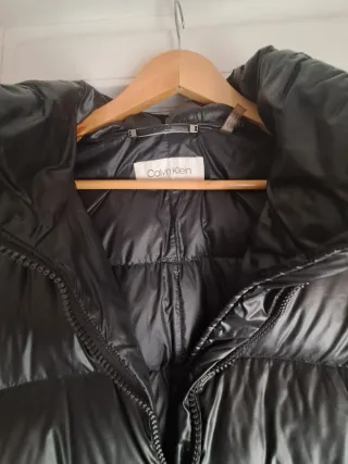 Abrigo de plumas negro con capucha