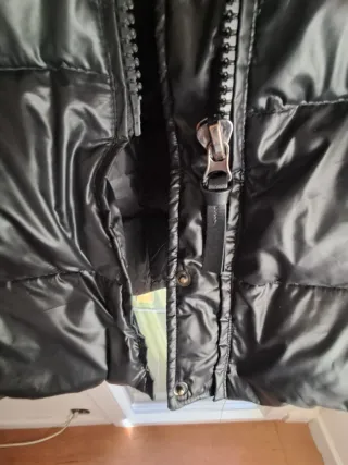 Abrigo de plumas negro con capucha