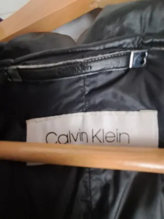 Abrigo de plumas negro con capucha