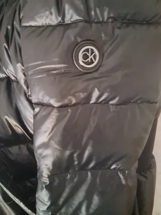 Abrigo de plumas negro con capucha