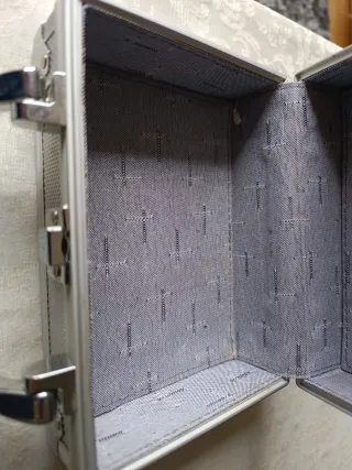 Maletín de maquillaje plateado