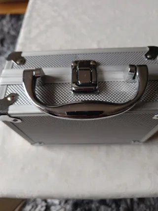 Maletín de maquillaje plateado