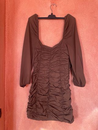 Vestito corto marrone con ruches