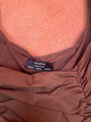 Vestito corto marrone con ruches