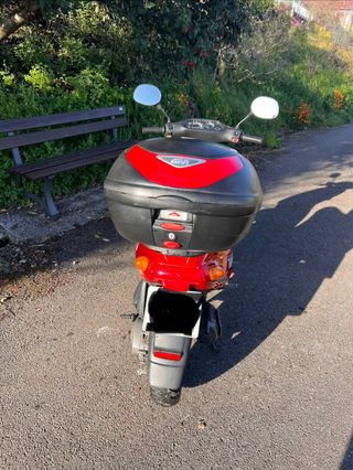 Piaggio Typhoon 80cc año 1995  Color rojo.