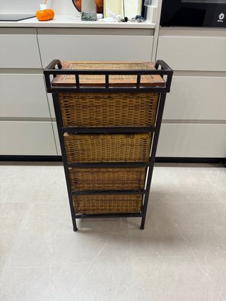 Cajonera de mimbre y madera