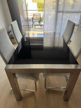 Gioco da tavolo e 4 sedie