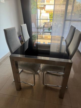 Gioco da tavolo e 4 sedie