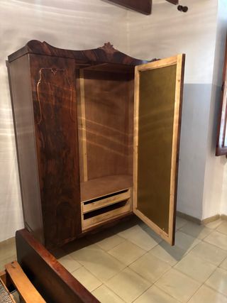 Armario antiguo de madera