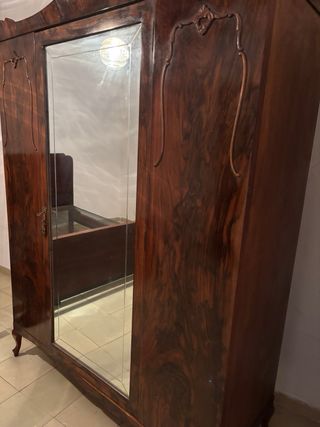 Armario antiguo de madera