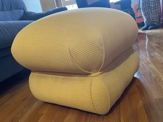 Sofá azul 2 plazas + 2 otomanas amarillas