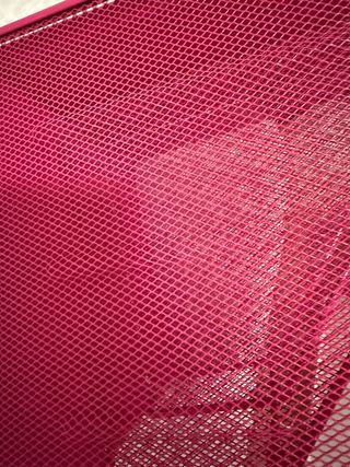 Revistero archivador metal rosa.