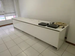 Dos mesas de oficina blanca. Cada una 50 €