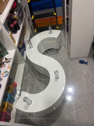 Mesa de salón con diseño de letra S