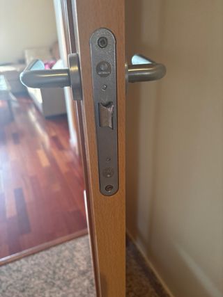 Puerta de madera con cristal