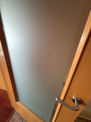 Puerta de madera con cristal