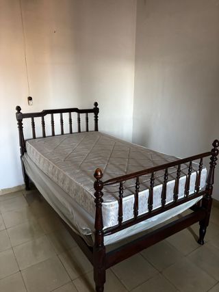 Cama individual antigua de madera